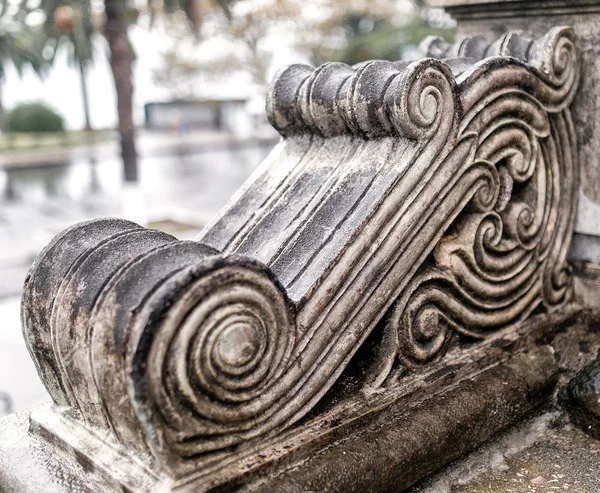 El elemento bajorrelieve - escultura modelada en la fachada del antiguo palacio abandonado — Foto de Stock