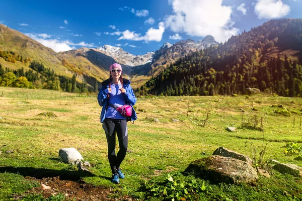 Genç kadın dağ izi hiking gülümseyen — Stok fotoğraf