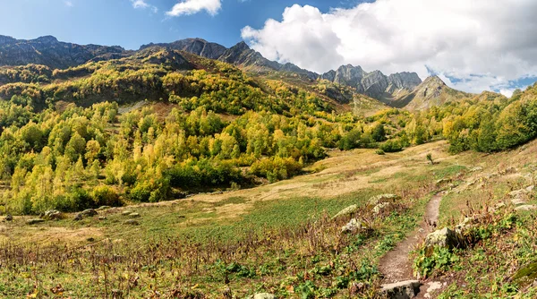 Sentiero escursionistico sulle montagne dell'Abcasia con le rocce in autu — Foto Stock