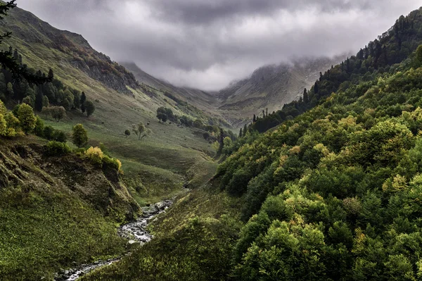Valle del río en las montañas del Cáucaso en tiempo nublado — Foto de Stock
