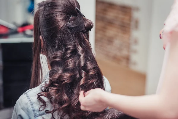 Wikkel haar in een beauty salon curling — Stockfoto