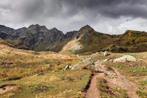 Sendero en las montañas del Cáucaso en tiempo soleado — Foto de Stock