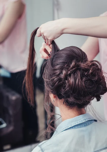 Cabeleireiro trabalhando com cabelo de mulher morena no cabeleireiro sal — Fotografia de Stock