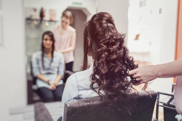 La création de coiffures coiffeur au salon. plan intérieur — Photo