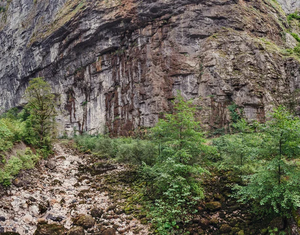 Landschap van grote rotsen in de bergen in groene vegetatie — Stockfoto