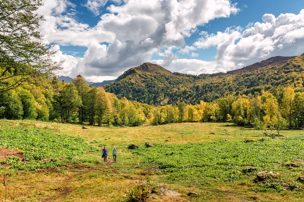 산 풍경입니다. 오솔길을 산책 하는 두 젊은 관광 여자 나 — 스톡 사진