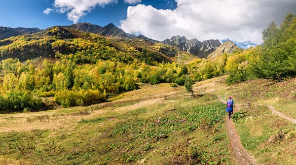 Caminante caminando en las montañas de otoño. El Cáucaso al aire libre concepto — Foto de Stock