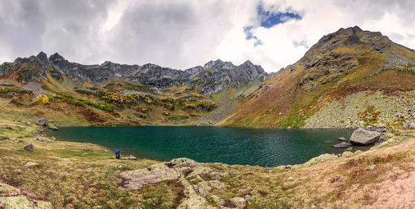 Paisaje hermoso paisaje con lago de montaña —  Fotos de Stock