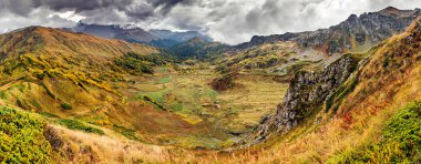 Kayalık gorge, Nehri Abhazya güneşli günde Caucasus dağ Vadisi
