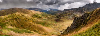 Kayalık gorge, Nehri Abhazya güneşli günde Caucasus dağ Vadisi