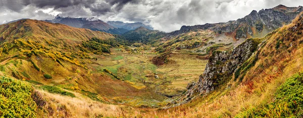Kayalık gorge, Nehri Abhazya güneşli günde Caucasus dağ Vadisi