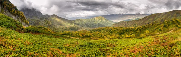 Tepeler ve dağlar ile güzel manzara