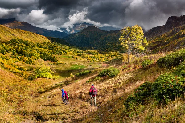 秋のコーカサス山脈と丘を下って来る観光客のグループ — ストック写真