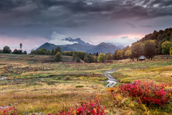 A napfelkeltét a hegyekben. Caucasus. Oroszország. Grúzia. — Stock Fotó