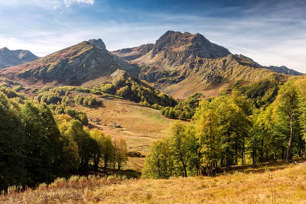 Panorama z kavkazských hor na podzim. Konec října. — Stock fotografie