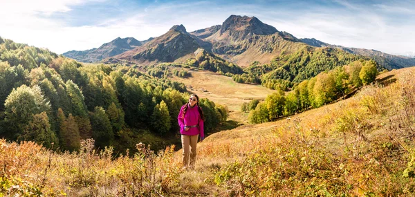 Turista v podzimní horách. Kavkaz venku koncept — Stock fotografie