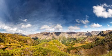 Dağ Kafkasya ile kopya alanı gökyüzü manzara