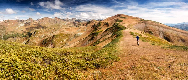 観光グループは、日当たりの良い高原の渓谷にいます。 — ストック写真