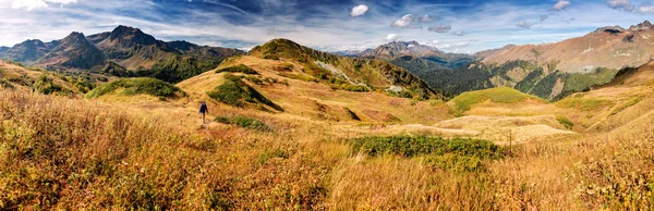 Sendero de montaña y excursionista mujer — Foto de Stock