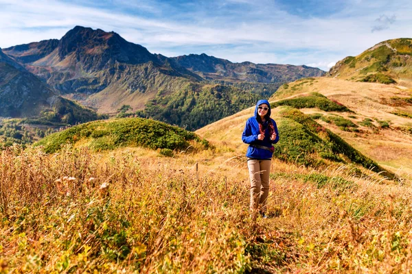 Sendero de montaña y excursionista mujer —  Fotos de Stock