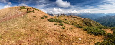 İki arkadaş yılının sonbaharında Batı Kafkasya Alpine meadows seyahat