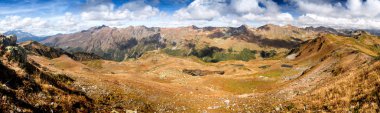Ana Kafkasya ridge ve valley sonbahar, Abhazya, Gürcistan, Avrupa'nın göller ile Panoraması