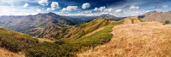 青空と高山の谷の幻想的な眺め。高いコーカサス山脈の尾根 — ストック写真