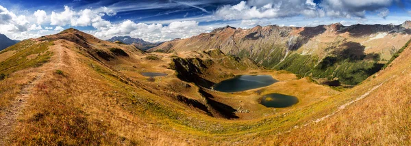 Předsazení údolí s jezery a pohled hlavního kavkazského hřebene — Stock fotografie