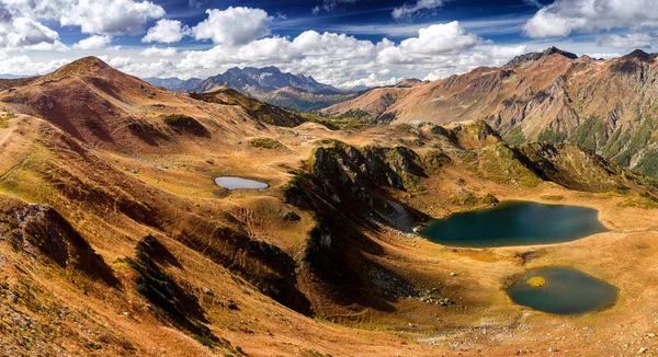 Panoramatický pohled na jezera a hory počátkem podzimu v Abcházii údolí sedmi jezer. — Stock fotografie