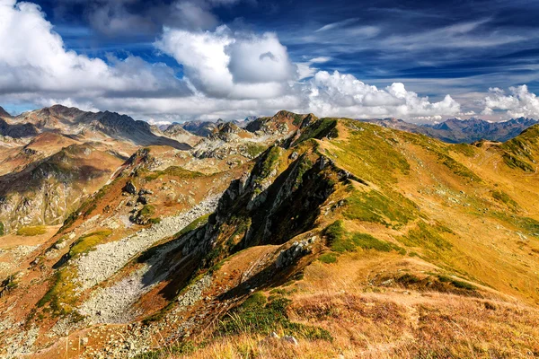Paesaggio autunnale con montagne rocciose del Caucaso russo — Foto Stock