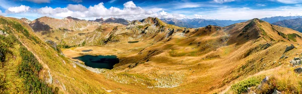 Panorama s žlutým podzimním kopce, hory a jezera. Fotografie byla pořízena v údolí sedmi jezer, republika Abcházie. — Stock fotografie