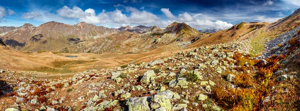 Montañas rocosas panorama con otoño amarillo hierba y colinas — Foto de Stock