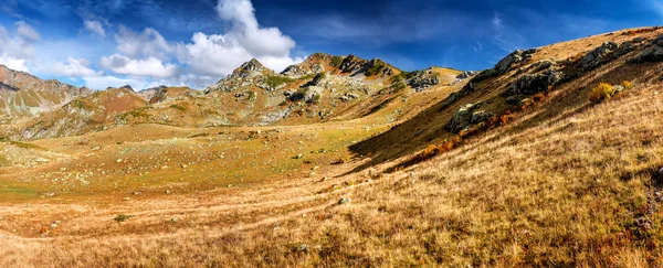 Rocher de montagne Agura dans les montagnes du Caucase par temps ensoleillé. La frontière entre la Russie et l'Abkhazie — Photo