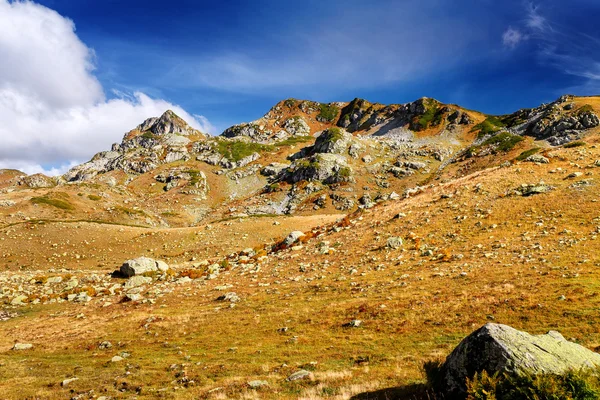 日当たりの良い天気でコーカサス山脈の安倉山岩。ロシアとアブハジア自治共和国の国境 — ストック写真
