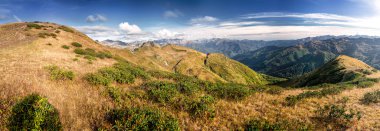 Alpin çayırlar ile pastoral dağ panorama