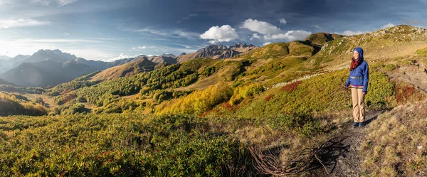 Túrázás emberek Caucasus ridge nyomvonalat, Abházia, Oroszország. Fiatal nő túrázók séta a gyönyörű természeti táj a hegyek. Ázsiai nő természetjáró előtérben. — Stock Fotó