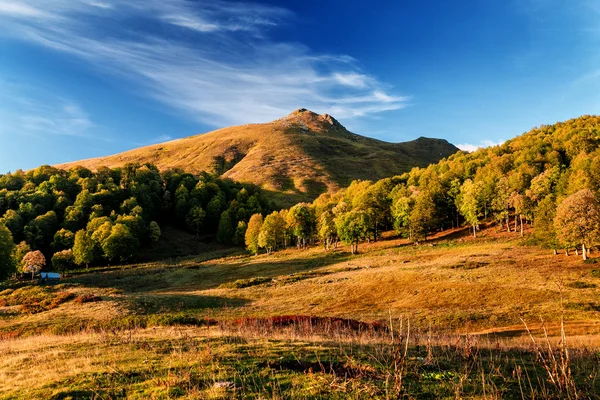 Panorama de montañas al atardecer. Montañas del Cáucaso —  Fotos de Stock