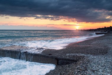 Gün batımında deniz kıyısında. Doğanın bileşimi