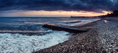 Deniz manzarası Panorama ile sörf ve günbatımı gök