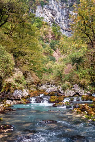 Río salvaje rocoso azul, Abjasia — Foto de Stock