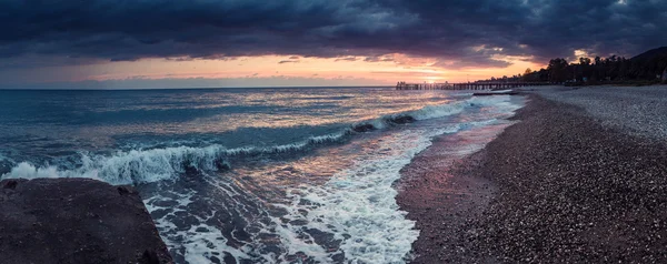 Çakıl taşları, Abhazya'da, yeni Athos ile sahilde günbatımı