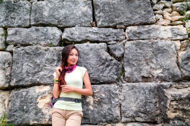 Kadın turist keşfetmek terk edilmiş eski kale