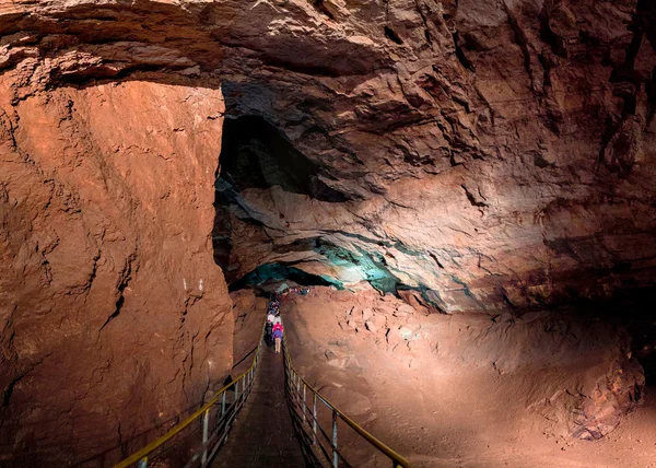 Prachtige natuur van een grot, prachtige entree in de grot, fotografie werd genomen in Nieuw Athos cave, Abchazië — Stockfoto