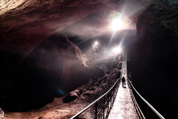 Prachtige natuur van een grot, prachtige entree in de grot, fotografie werd genomen in Nieuw Athos cave, Abchazië — Stockfoto