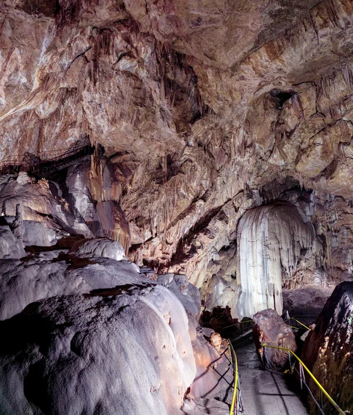 Bir mağara, muhteşem giriş içine Cave, güzel doğa fotoğrafçılığı yeni Athos alınmıştır mağara, Abhazya