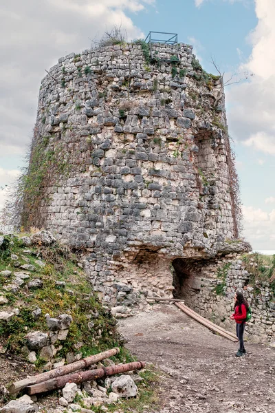 Eski kule kalenin bir turist araştırıyor