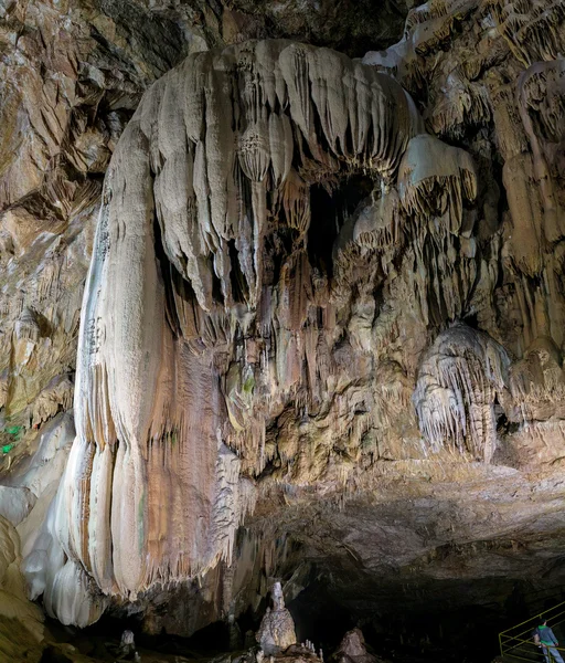 Vackra naturen i en grotta, magnifika entrén in the Cave, fotografi togs i ny Athos grotta, Abchazien — Stockfoto