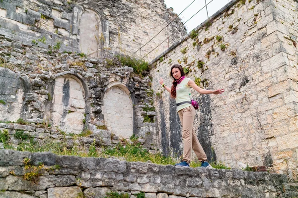 Mulher turista fica na borda da antiga muralha da fortaleza, New Athos, Abkhazia, Geórgia — Fotografia de Stock