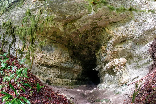 Cueva de entrada en la roca — Foto de Stock