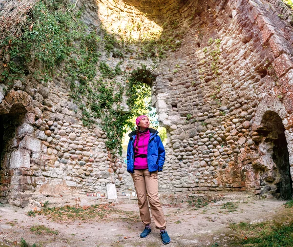 Feliz turista aventura explorador medieval incomum ruínas . — Fotografia de Stock